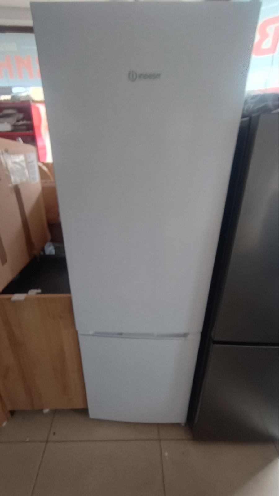 Indesit – Хладилник с долен фризер, бял